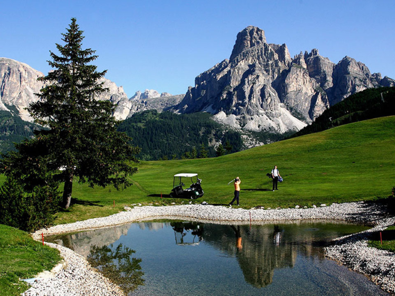 Picture of Playing golf in Alta Badia